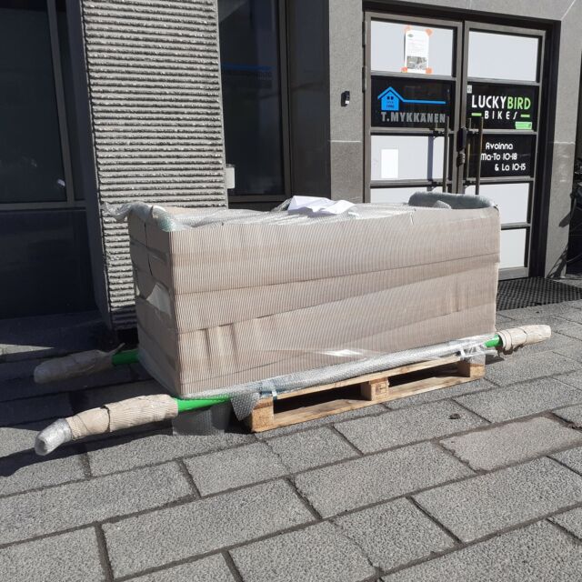 This inspiring parcel arrived this morning. The perfect bike rack doesn't really exist but we hope with this one to offer a significant improvement compared to the front wheel killers we had before. #pyöräparkki #pyörähuolto #haavoittunutenkeli
